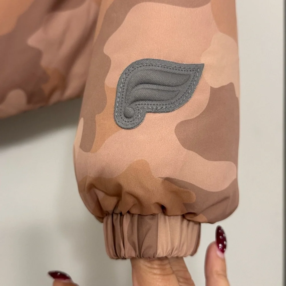 Fabletics Cloudshell Cropped Puffer Jacket XXS Beige Camo - Picture 5 of 15